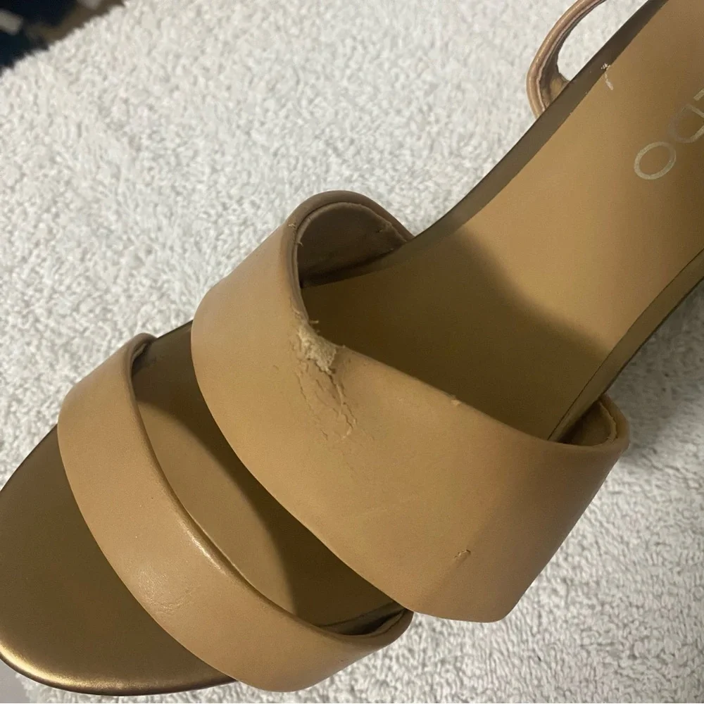 Aldo Women’s Tan with Gold Chunky Platform Sandals Y2K Size 6 Flaw On One Shoe